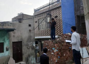 ग्रामीण क्षेत्रों में दो दर्जन स्थानों पर पकड़ी बिजली चोरी