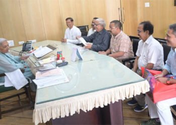 पत्रकार विभिन्न मांगों को लेकर राज्यपाल आंनदी बेन से मिले
