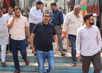 यम द्वितीया पर्व पर यमुना घाटों पर की जाने वाली व्यवस्थाओं का डीएम ने किया दल-बल के साथ निरीक्षण