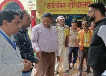 वृंदावन में पहुंचे नगर आयुक्त, निरीक्षण दौरान अनुपस्थित तीन सफाई कर्मचारियों का रोका वेतन