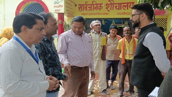 वृंदावन में पहुंचे नगर आयुक्त, निरीक्षण दौरान अनुपस्थित तीन सफाई कर्मचारियों का रोका वेतन