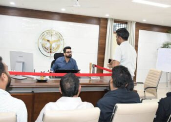 के एम सिटी कॉलोनी के निर्माण को लेकर पार्षदों ने नगर आयुक्त को दिया ज्ञापन