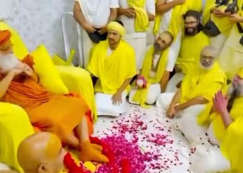 बाबा प्रेमानंद से मिलने पहुंचे गुरु शरणानंद महाराज, दोनों हुए भाव विभोर