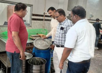 खाद्य विभाग ने मथुरा में डेढ़ दर्जन खाद्य पदार्थों के भरे सैम्पिल, भारी मात्रा में दूषित पेड़ा-पनीर कराया नष्ट