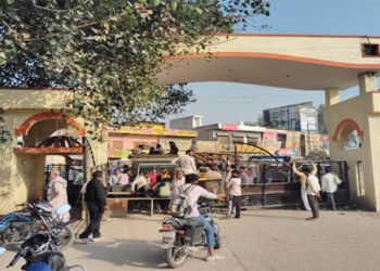 मथुरा में मंडी गेट पर लगे ताले, धान की खरीद-बिक्री बंद