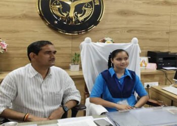 मथुरा में एक दिन की डीएम बनी लवली, लोगों की सुनी फरियाद