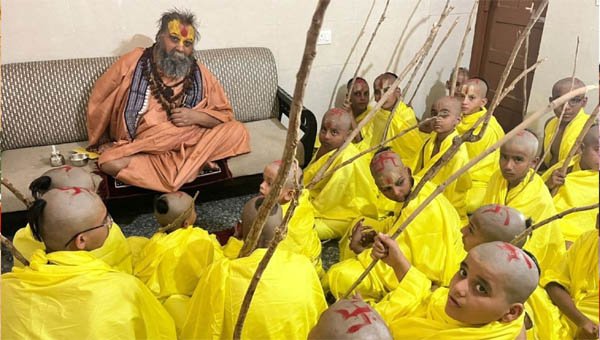 मोबाइल बैन, वेद अनिवार्य: श्रीजड़खोर का गुरुकुल, जहां तैयार हो रही संस्कारवान जेन जेड