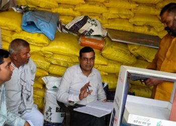 डीएम के आदेश पर मथुरा में खाद बीज की दुकानों पर ताबड़तोड़ छापे , कई लाइसेंस निलंबित