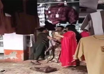 मथुरा में नेग मांगने निकले किन्नरों ने नग्न होकर किया हंगामा, दुकानदार परेशान