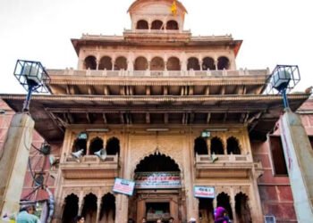 बांके बिहारी मंदिर के गायब खजाने पर विवाद, संतों ने पीएम से की सीबीआई जांच की मांग