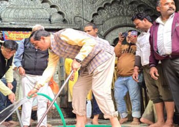 बांके बिहारी मंदिर में न्यायमूर्ति- डीएम के नेतृत्व में चला जोरदार सफाई अभियान