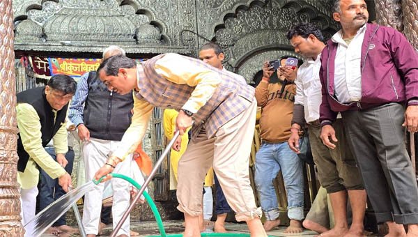बांके बिहारी मंदिर में न्यायमूर्ति- डीएम के नेतृत्व में चला जोरदार सफाई अभियान