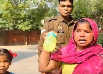 मथुरा में डीएम दफ्तर पर पीड़ित महिला ने किया ज्वलनशील पदार्थ डालकर जलने का प्रयास