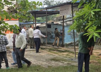 वकीलों ने बना डाले मथुरा कलैक्ट्रेट में बिना अनुमति चेंबर , सिटी मजिस्ट्रेट ने हटवाए