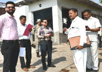 छरौरा क्षेत्र में नगर आयुक्त को सड़क पर मिला अतिक्रमण, तोड़ने के आदेश