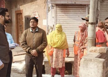 नगर आयुक्त ने जनरल गंज में किया सफाई व्यवस्था का औचक निरीक्षण, लगाई फटकार