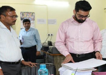 अचानक पहुंचे नगर आयुक्त वृंदावन के टैक्स ऑफिस , कर वसूली में ढिलाई तो मिलेगा दंड