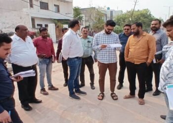 सीएम–ग्रिड योजना में बन रही गोविन्द नगर सड़क निर्माण का नगर आयुक्त ने किया निरीक्षण