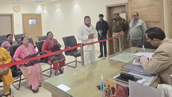 मथुरा में डीएम ने एसआईआर के कार्य को लेकर झोंकी पूरी ताकत , राजनैतिक दल, शिक्षक और ग्राम पंचायत सचिवों के साथ की बैठक