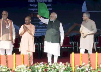 देश को बड़ी सौगात, पीएम मोदी ने एक साथ 4 नई वंदे भारत ट्रेनों को दिखाई हरी झंडी