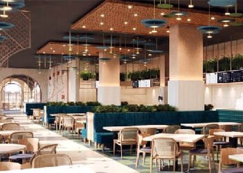 वृंदावन में बृजवासी के आउटलेट पर लगी लंबी कतार, श्रद्धालुओं ने की लजीज व्यंजनों की तारीफ