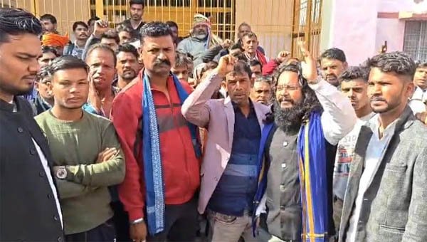 मथुरा नगर निगम की कूड़ा गाडी में मारी टक्कर , ड्राइवर की मौत