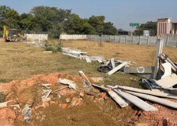 मथुरा में अवैध कॉलोनियों की आई शामत, एमवीडीए का बुलडोजर गरजा