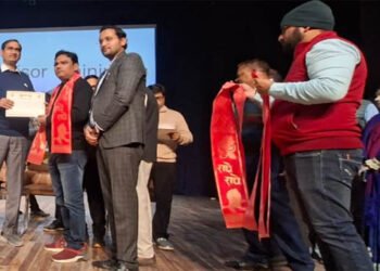 मतदाता पुनरीक्षण कार्य को शत-प्रतिशत पूर्ण करने वाले तहसील सदर के 50 बी.एल.ओ. को डीएम ने किया सम्मानित