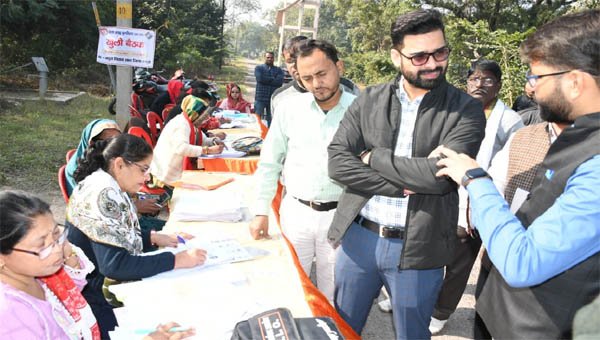 एसआईआर को लेकर आयोजित मेगा कैंप में नगर आयुक्त पहुंचे , मतदाता सूची से संबंधित कार्यों की प्रगति की समीक्षा