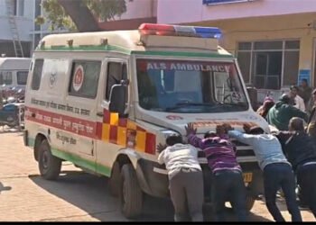 मथुरा में बेहतर स्वास्थ्य सेवाओं का दावा खोखला , एम्बूलेंस में धक्का लगाने का वीडियो वायरल