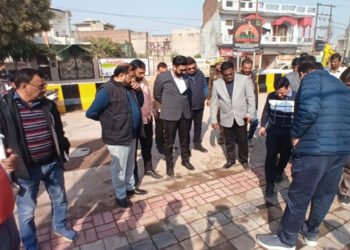 मथुरा में सीएम ग्रिड योजना में निर्माणाधीन मार्ग में गड़बड़ी मिलने पर ठेकेदार पर लगा 15 लाख रु का जुर्माना