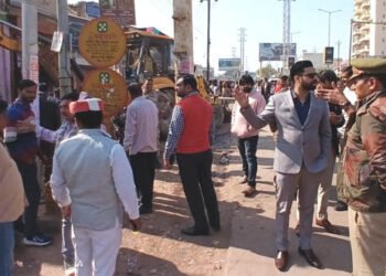 मथुरा में नगर आयुक्त ने संभाली अतिक्रमण हटाओ अभियान की कमान , वसूला हजारो रु. का जुर्माना