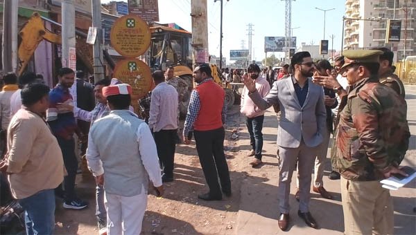 मथुरा में नगर आयुक्त ने संभाली अतिक्रमण हटाओ अभियान की कमान , वसूला हजारो रु. का जुर्माना