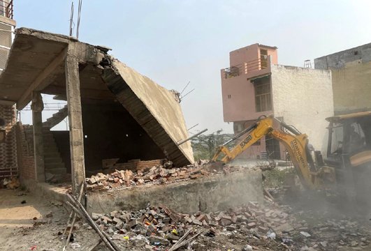 MVDA के जेसीबी ने वृंदावन में कहर बरपाया, 8 अवैध निर्माणों को किया जमींदोज