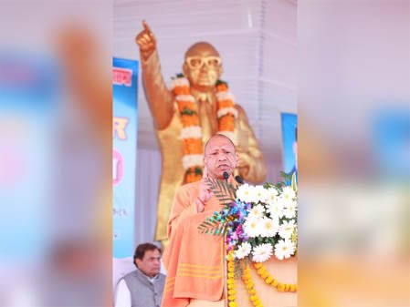 बाबा साहेब की मूर्ति के किनारे बनाए जाएंगे बाउंड्रीवाल व लगाए जाएंगे छत्र : सीएम योगी