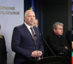 बुल्गारिया में सड़कों पर उतरे लोग, जनाक्रोश के सामने झुकी सरकार; पीएम ने छोड़ी कुर्सी